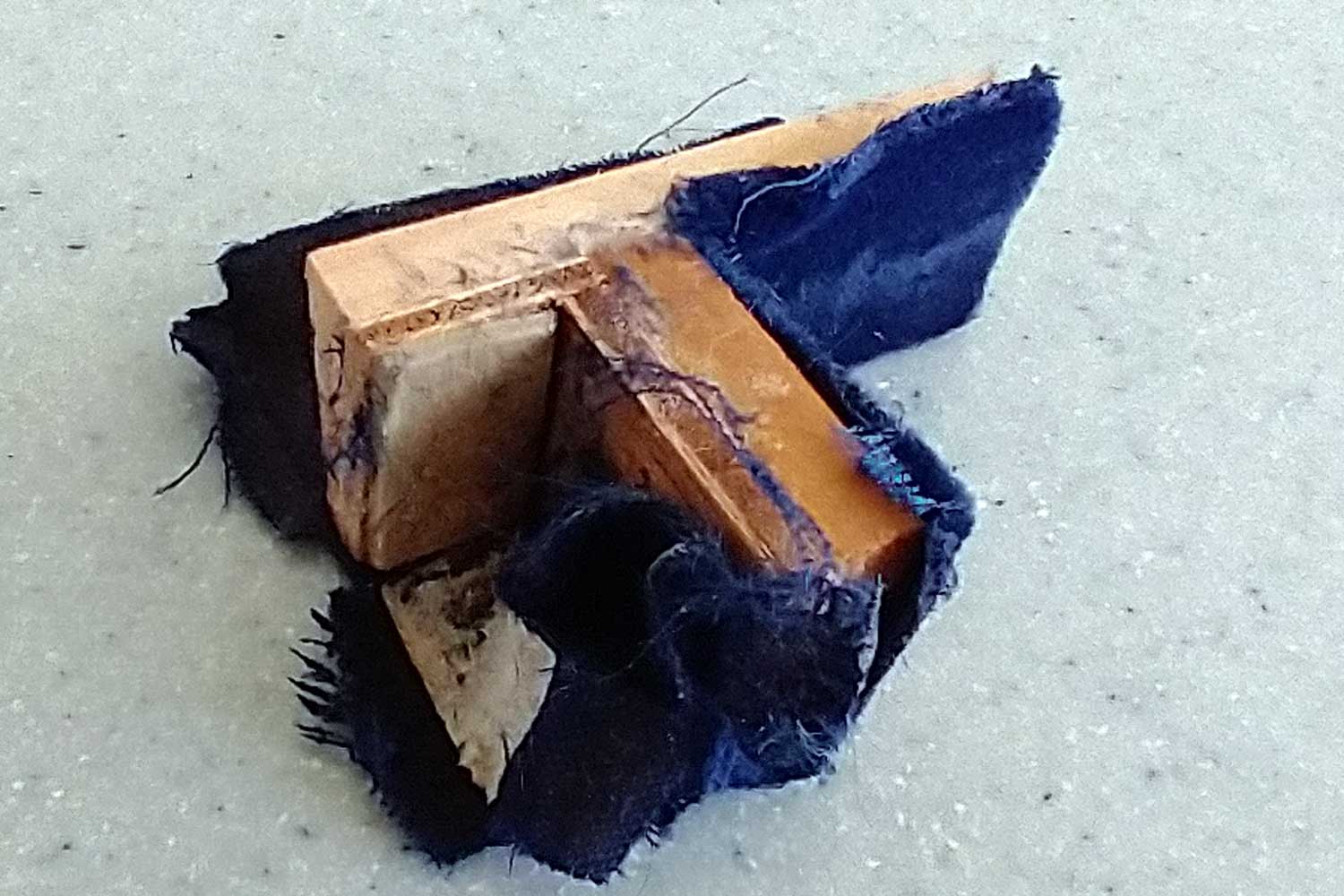 Les_coussins_et_les_petits_supports_sont_dshabills_minutieusement.