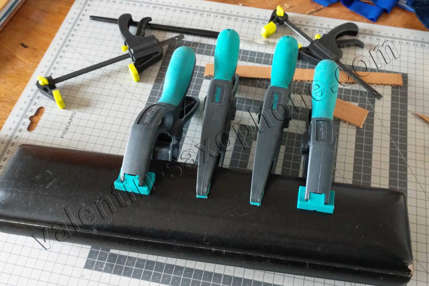 Des_pinces_maintiennent_les_lments_le_temps_du_collage.