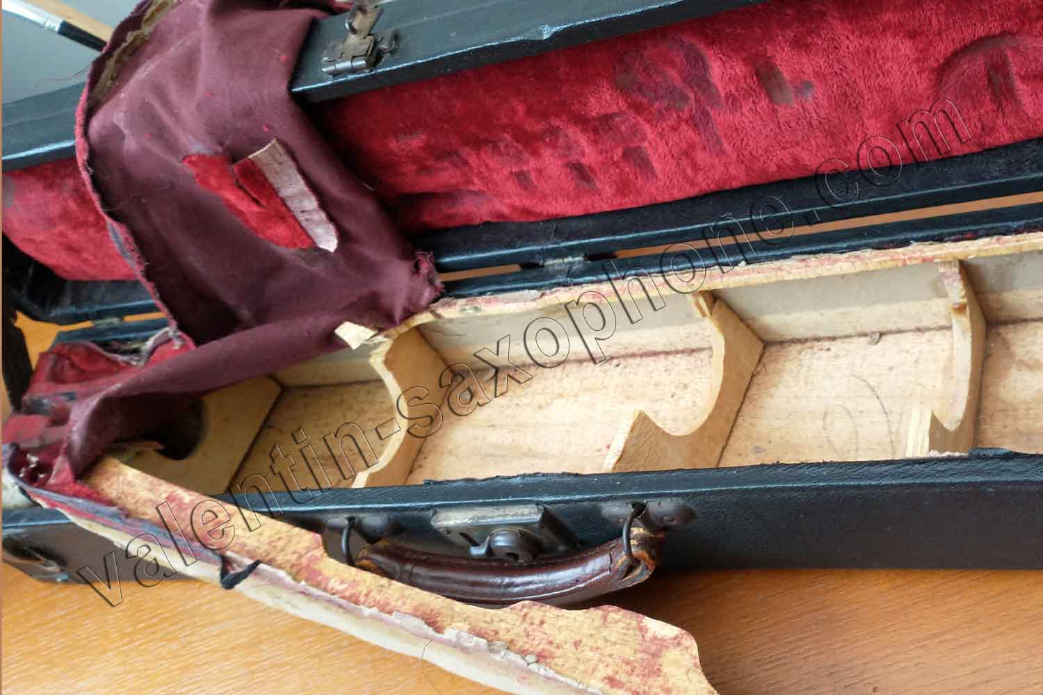 Le tissus est tendu sur une armature qui s`est disloqu�e au d�montage.