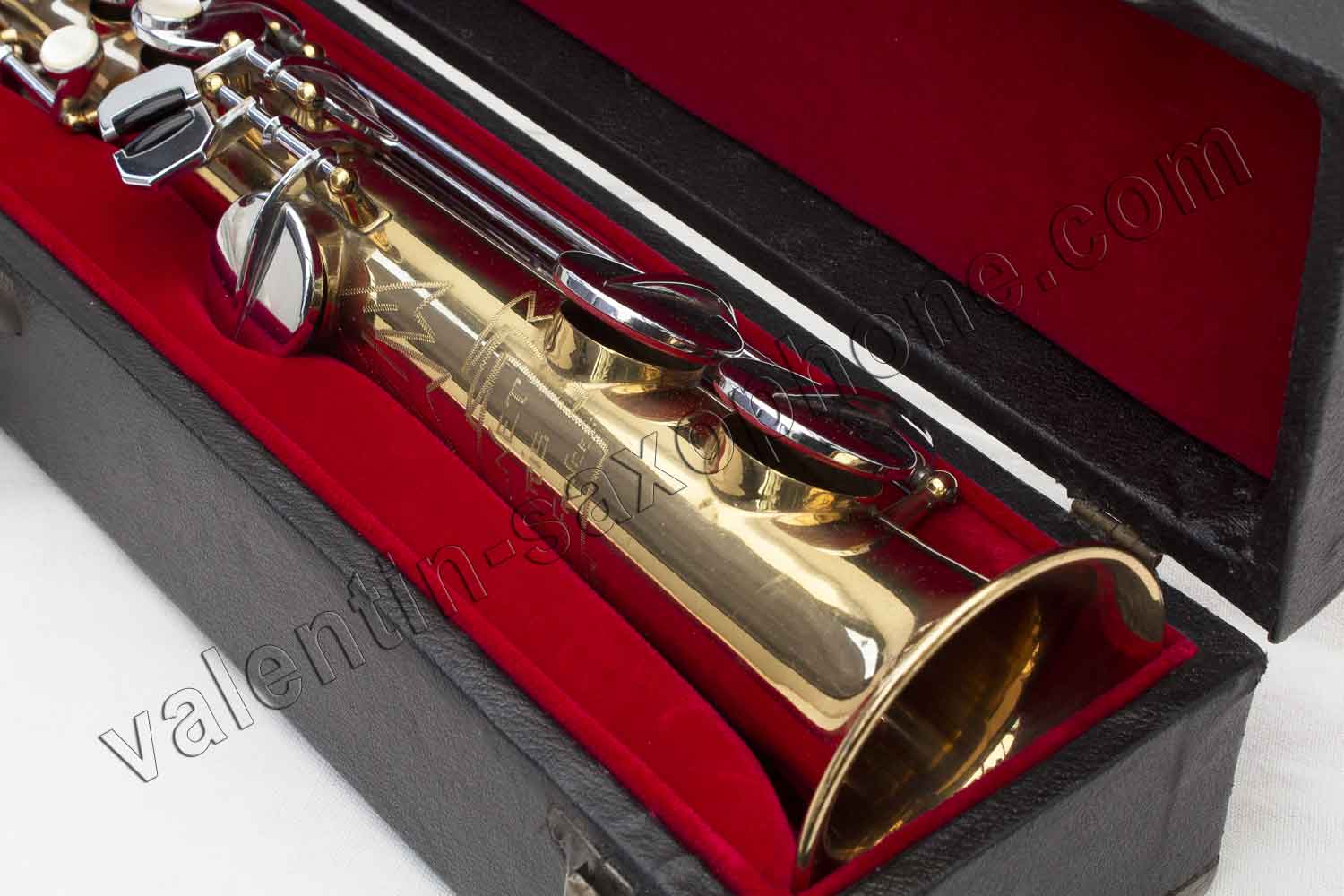Mon saxophone soprano Dolnet semble appr�cier le confort du velours.