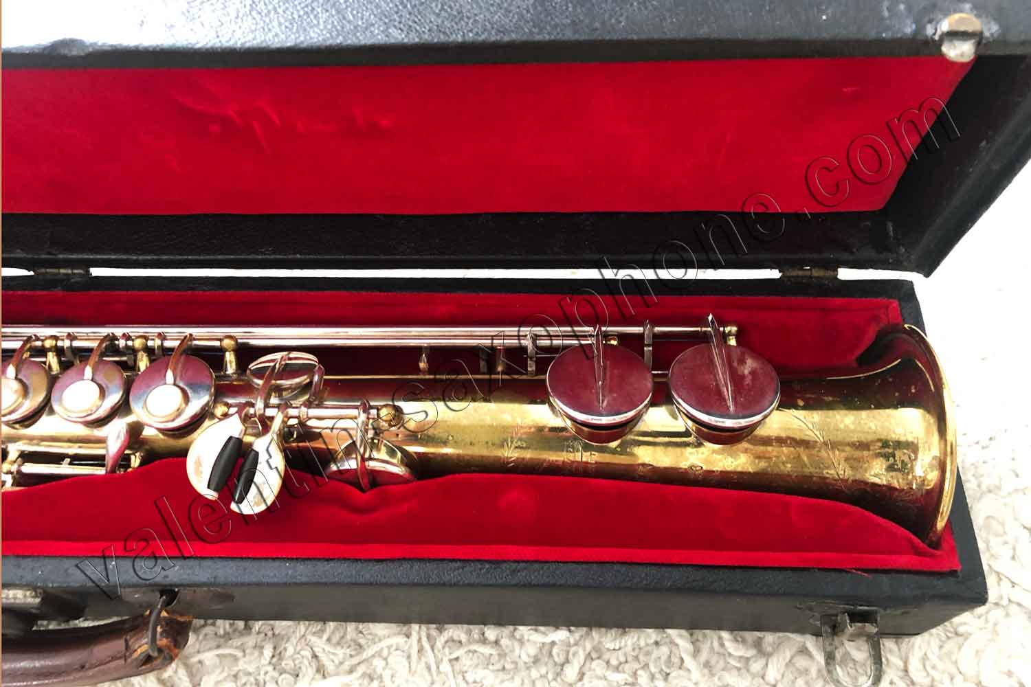 Le_saxophone_Soprano_Selmer_mod�le_26_est_plac�_dans_l'�tui_r�nov�.